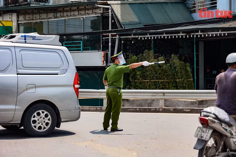 Un tac keo dai tai Cang Ha Noi sau khi noi long gian cach-Hinh-9