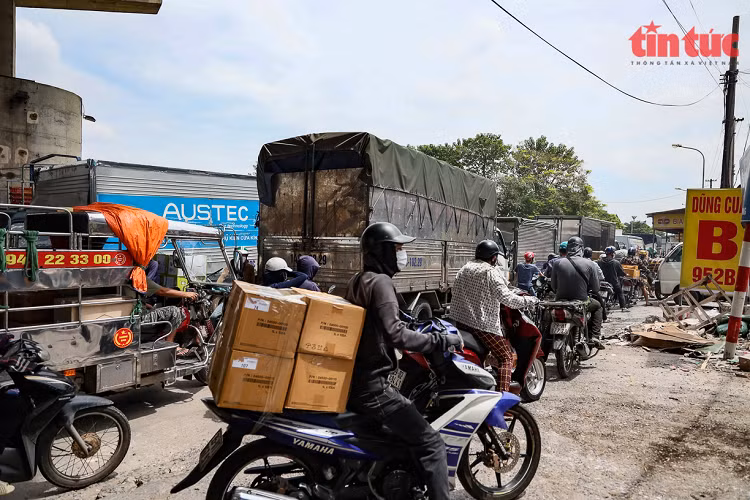 Un tac keo dai tai Cang Ha Noi sau khi noi long gian cach-Hinh-4