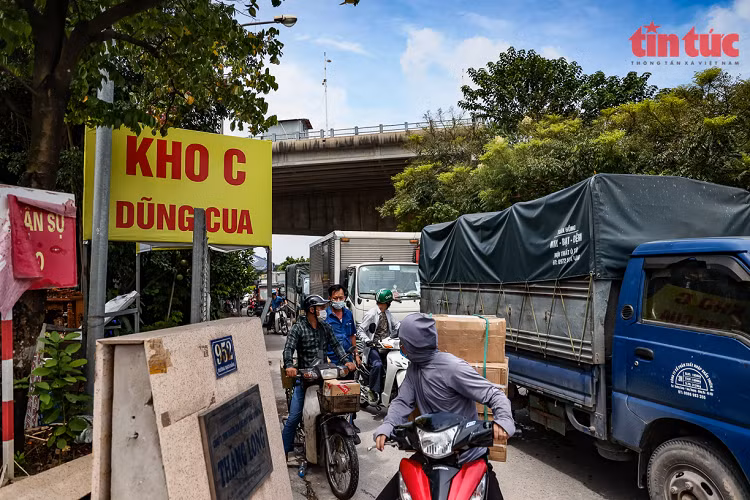 Un tac keo dai tai Cang Ha Noi sau khi noi long gian cach-Hinh-5
