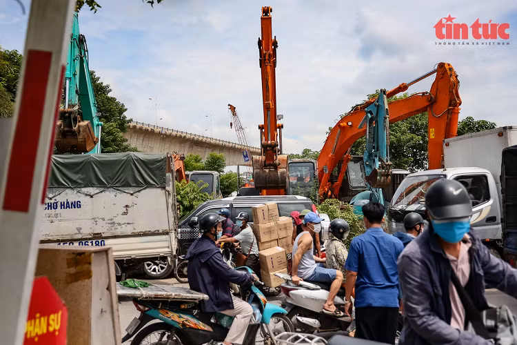 Un tac keo dai tai Cang Ha Noi sau khi noi long gian cach-Hinh-2