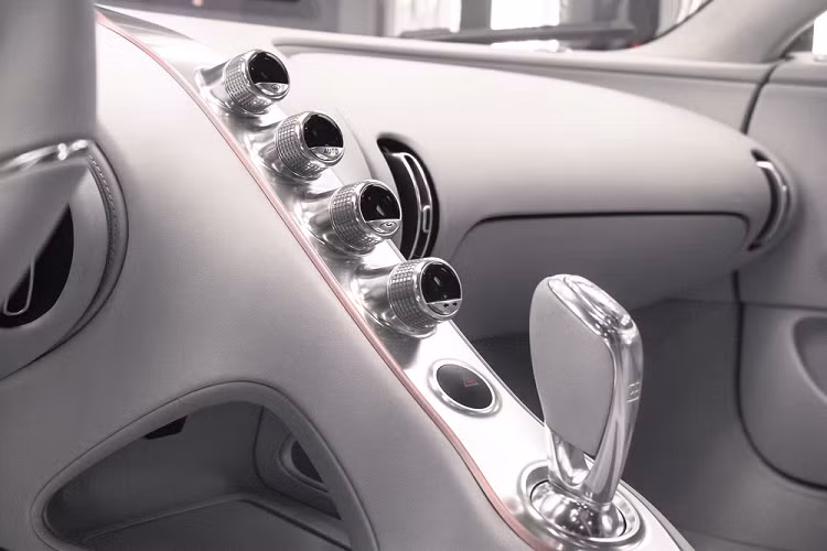 "Đây thực sự là chiếc Bugatti độc đáo, sẽ luôn được nhớ đến như một chiếc xe có một không hai thực thụ", Ken Choo, CEO của đại lý H.R. Owen, phát biểu. "Chúng tôi rất vinh dự khi đóng một vai trò quan trọng trong việc kết nối khách hàng với chiếc Chiron Sport đặc biệt này".