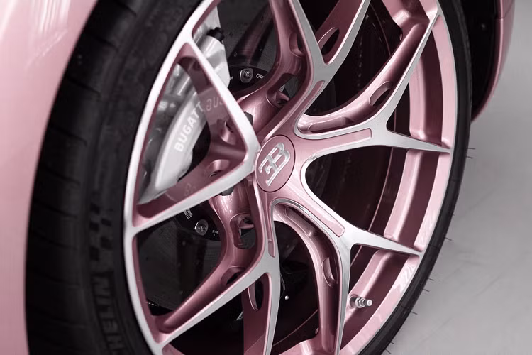 Theo đó, một đại gia chưa được tiết lộ danh tính đã đặt mua chiếc siêu xe Bugatti Chiron Sport độc nhất vô nhị để tặng cho vợ của mình nhân ngày lễ Tình nhân. Được gọi bằng cái tên thân mật là Alice, chiếc siêu xe Bugatti Chiron Sport này sở hữu "bộ cánh" ngoại thất phối màu trắng nhám Matt Blanc và hồng Silk Rose. Ngay cả bộ vành la-zăng của chiếc siêu xe triệu đô này cũng được sơn màu hồng phối trắng.