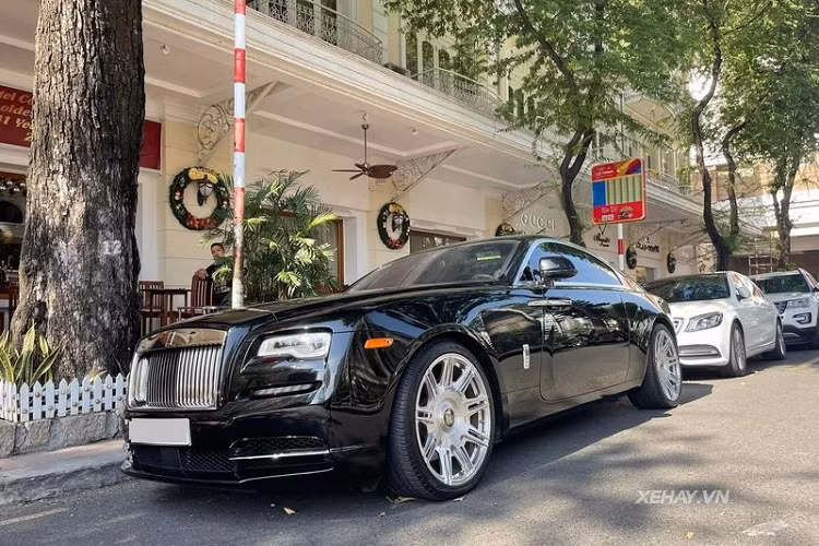 Đáng chú ý nhất chính là bộ mâm SP2 độc đáo của Vossen và Novitec, nâng cấp này trị giá tới 275 triệu đồng và nó rất phù hợp với tổng thể của Rolls-Royce Wraith của Cường Đô la.