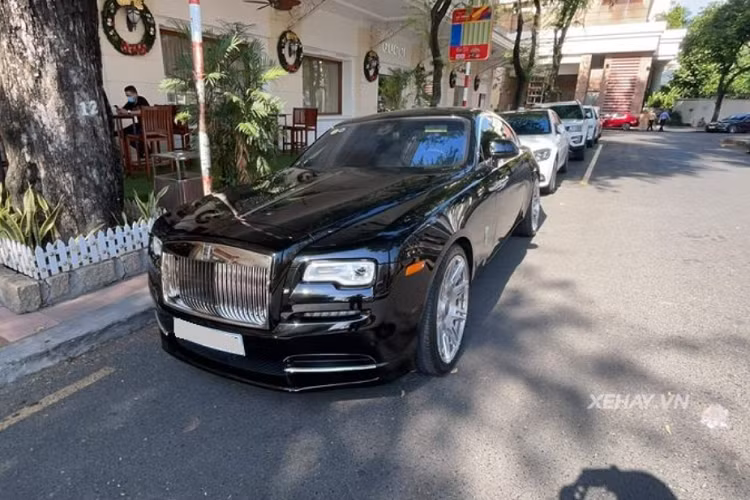 Cung cấp sức mạnh cho chiếc Rolls-Royce Wraith của Cường Đô la là khối động cơ W12 tăng áp kép dung tích 6.6L sản sinh công suất tối đa 624 mã lực và mô-men xoắn 800Nm. Đi kèm với hộp số tự động ZF 8 cấp, xe có thể tăng tốc từ 0-100km/h trong vòng 4,4 giây.