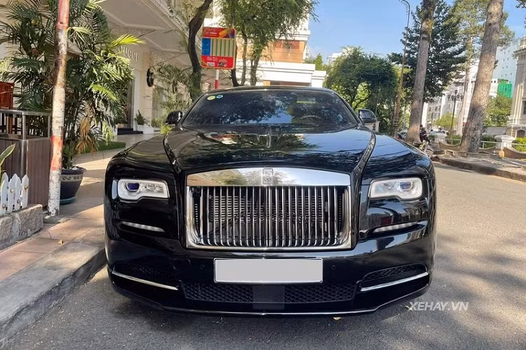 Về cơ bản, sự khác biệt giữa Wraith Series I và Series II là không nhiều. Xe vẫn giữ nguyên vóc dáng và thiết kế vốn đã làm tên thương thiệu Wraith nhiều năm nay. Sự thay đổi của bản series II chỉ là nâng cấp hệ thống đèn chiếu sáng LED, đèn định vị và cản dưới phía trước. 