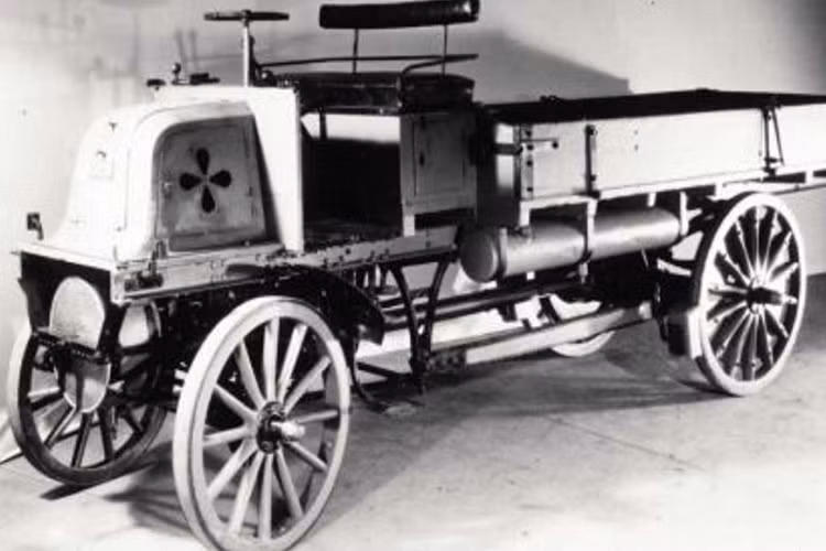 Chỉ 2 năm sau, Daimler và Wilhelm Maybach đã chế tạo một phiên bản nâng cấp của chiếc xe tải với động cơ được chuyển lên phía trước. Cuối năm đó, chiếc xe tải cuối cùng đã có thiết kế riêng với phần đầu xe độc đáo, tạo sự khác biệt với chiếc xe thồ mà nó dựa trên.