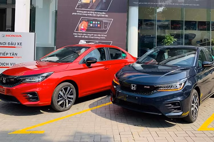 Mới đây, một khách hàng thành viên của Hội Honda City Việt Nam đã phàn nàn về việc bị đại lý ép mua thêm phụ kiện trị giá hơn 20 triệu đồng để được nhận xe sớm trước Tết. Theo tìm hiểu, khách hàng này đã cọc mua Honda City 2021 vào cuối tháng 12/2020 ở một đại lý của Honda tại TP.HCM. Tại thời điểm cọc xe, nhân viên sales của đại lý cho biết anh sẽ được nhận xe trong tháng 1 hoặc đầu tháng 2 tại thời điểm trước Tết. Tuy nhiên, trên hợp đồng mua bán xe lại không ghi rõ thời điểm nhận xe cụ thể, mà chỉ ghi chung chung là có xe trong quý I năm 2021.