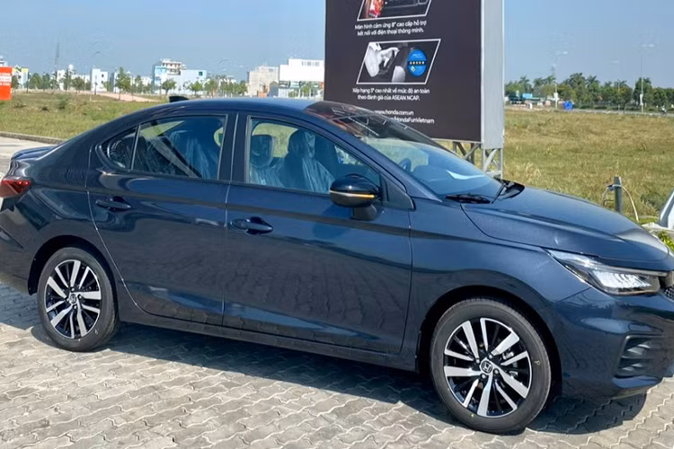 Xe mới nên về đại lý có hạn, nhu cầu lớn từ thị trường và tâm lý muốn lấy xe sớm đi Tết là những lý do để đại lý có dịp được bán chênh giá theo hình thức cộng tiền vào giá bán hay quy đổi ra phụ kiện theo kiểu “bia kèm lạc”. Bên cạnh nhiều ý kiến bức xúc từ việc làm này của đại lý, số khác lại đồng thuận vì cho rằng đây là hình thức “thuận mua vừa bán” để đáp ứng cho nhu cầu của khách hàng.