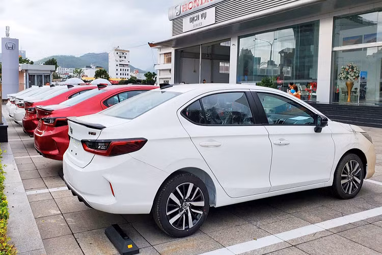 Honda City thế hệ mới là mẫu xe bán chạy của Honda tại Việt Nam, thế hệ mới của Honda City sở hữu thiết kế hấp dẫn. Việc khách mua Honda City 2021 bị “làm giá” bán đội giá hay ép khách mua thêm phụ kiện để nhận xe sớm trước Tết không diễn ra toàn bộ, vì mỗi nơi mỗi khác.