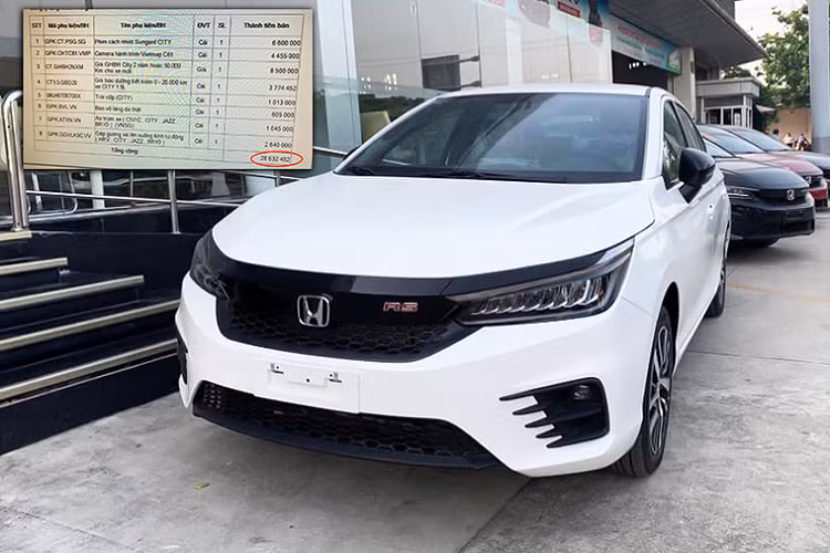 Cận Tết, thị trường ôtô Việt bắt đầu bước vào thời điểm mua sắm khá sôi động. Mẫu xe Honda City 2021 mới “lên kệ” tại các đại lý của Honda Việt Nam (HVN) đã nhanh chóng thu hút khách hàng. Xe mới ra mắt, số lượng xe về đại lý có hạn và đa số khách hàng mua tại thời điểm này đều mang tâm lý muốn lấy xe sớm để đi chơi Tết là những lý do để đại lý có dịp được “làm giá” hay "gợi ý" khách mua thêm phụ kiện để được lấy xe sớm.