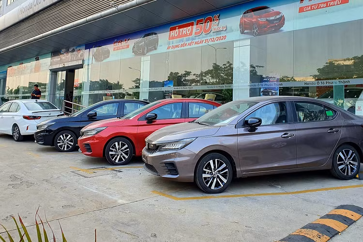 Honda City 2021 là một mẫu xe lắp ráp trong nước nên sẽ luôn đảm bảo về nguồn cung. Nếu không nôn nóng nhận xe trước Tết, khách mua xe nên chờ đợi một thời gian để City 2021 “hạ nhiệt” để được mua đúng giá, bên cạnh nhận được nhiều ưu đãi hơn từ đại lý. Thời điểm đó có thể là sau Tết. Đối với những khách mua xe muốn nhận xe sớm thì có thể chấp nhận mua thêm phụ kiện, mua chênh giá vài chục triệu đồng vì đây là một vấn đề khó tránh khỏi đối với xe mới xe “hot” tại thời điểm trước Tết này.