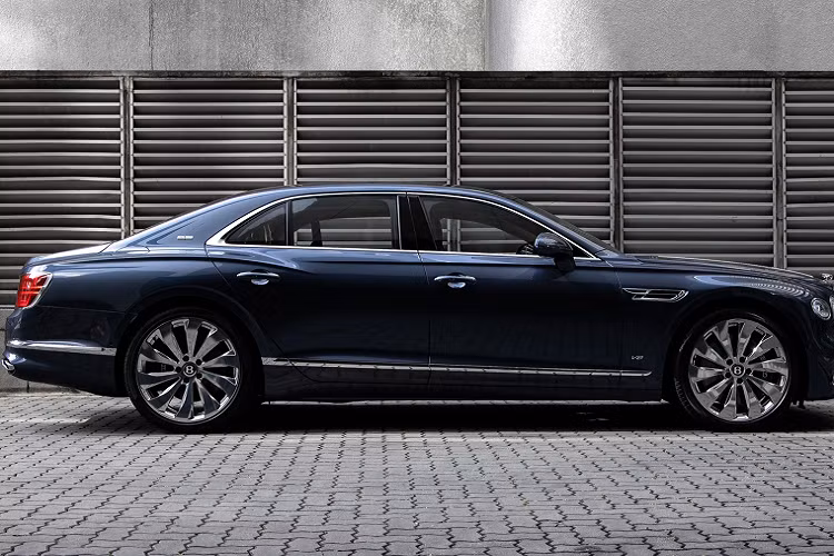 Dòng xe siêu sang Bentley Flying Spur đang trải qua thế hệ thứ 3 với nhiều sự thay đổi đáng giá ở ngoại thất từ đèn pha, đèn hậu đến thiết kế của xe. Có 2 phiên bản Bentley Flying Spur là V8 và W12, khác nhau cơ bản của 2 dòng này là giá bán cũng như động cơ đi kèm.