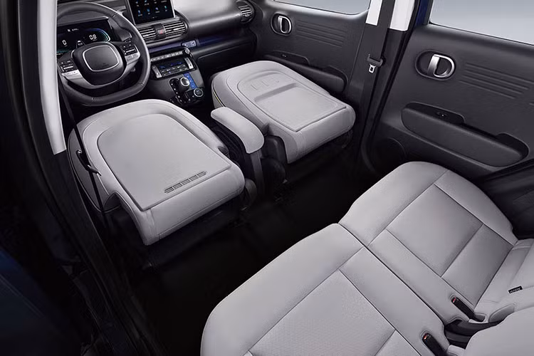 Về trang bị tiện nghi, Hyundai Casper 2022 ở thị trường Hàn Quốc có hệ thống thông tin giải trí đi kèm tính năng thanh toán không tiền mặt Hyundai CarPay mới. Thêm vào đó là tính năng ra lệnh bằng giọng nói, cho phép người lái chỉnh điều hòa mà không cần dùng tay, và bảng đồng hồ kỹ thuật số.