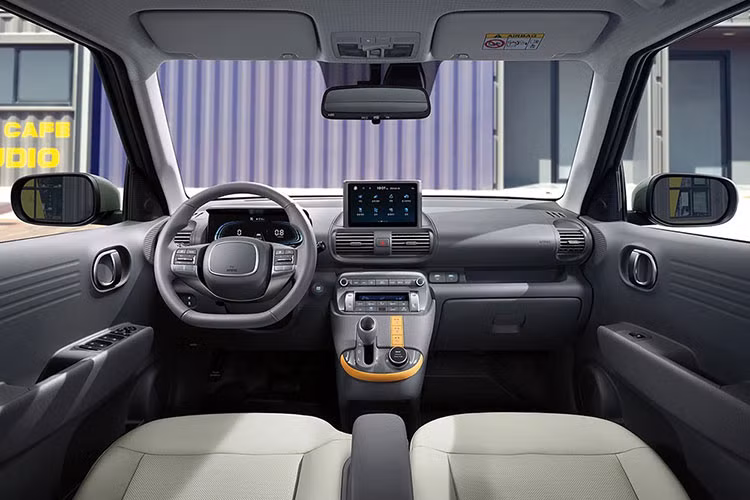 Bên trong Hyundai Casper 2022 là không gian nội thất chỉ có 4 chỗ ngồi. Tuy nhiên, ghế sau của xe có thể dịch lên phía trước hoặc phía sau trong khoảng cách 160 mm và ngả 39 độ. Khoang hành lý của xe có thể tích 301 lít nếu hàng ghế sau dịch lên phía trước. Khi 2 ghế bên phải gập xuống, người dùng có thể chở đồ dài 2.059 mm.