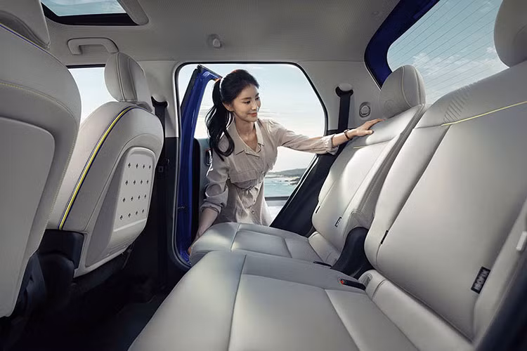 Cuối cùng là những trang bị an toàn tiêu chuẩn như 7 túi khí, bao gồm túi khí trung tâm cho hành khách ngồi trên ghế phụ lái, hệ thống hỗ trợ tránh va chạm phía trước, hỗ trợ giữ làn đường, cảnh báo mất tập trung cho người lái và hỗ trợ đèn pha. Trong khi đó, từ bản Modern trở lên...