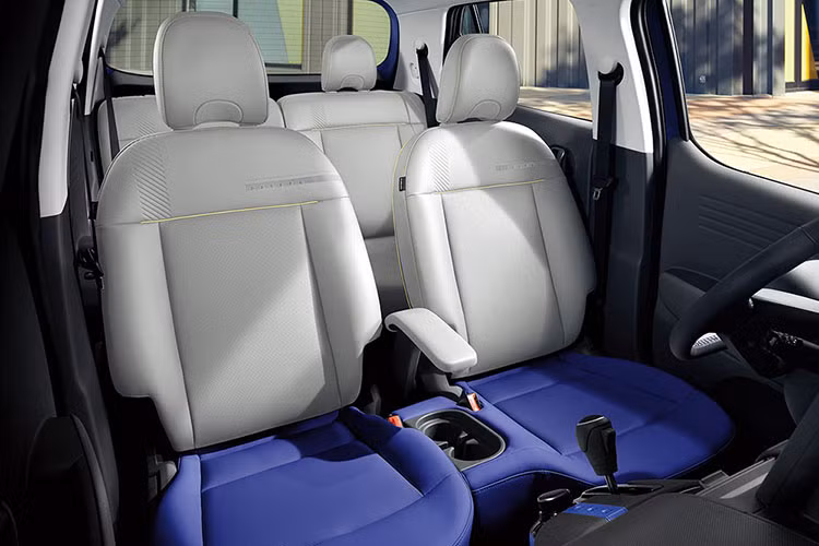 Nằm bên dưới nắp ca-pô của Hyundai Casper 2022 là 2 tùy chọn động cơ xăng 3 xi-lanh. Đầu tiên là động cơ hút khí tự nhiên, dung tích 1.0L. tạo ra công suất tối đa 75 mã lực. Thứ hai là động cơ tăng áp, dung tích 1.0L với công suất tối đa 99 mã lực. Động cơ kết hợp với hệ dẫn động cầu trước, hộp số sàn 5 cấp hoặc tự động 5 cấp. Trong đó, động cơ tăng áp chỉ dành riêng cho phiên bản Active.