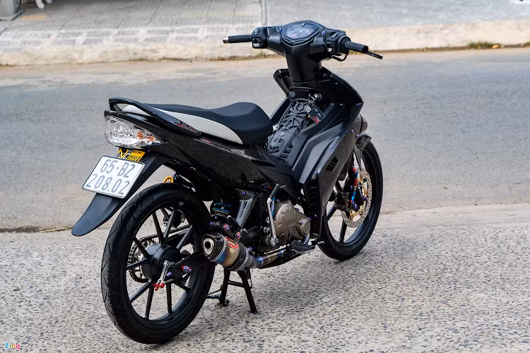 Bên cạnh đó, các bản độ dựa trên xe côn tay Yamaha Exciter đời này vẫn đều đặn ra đời. Mới đây, một người chơi xe tại Cần Thơ vừa hoàn thành bản độ Exciter với dàn nhựa hoàn toàn bằng carbon. Chiếc Exciter còn sở hữu dàn trang bị đắt tiền đi kèm.