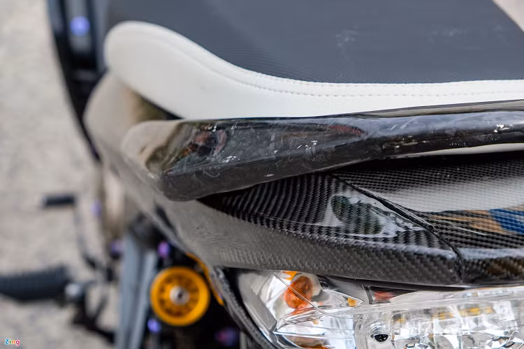Bên cạnh sợi carbon dệt chéo truyền thống, xe còn có forged carbon (còn được gọi là forged composite). Loại vật liệu này được tạo ra từ việc ép carbon và composite ở các mức áp suất khác nhau.