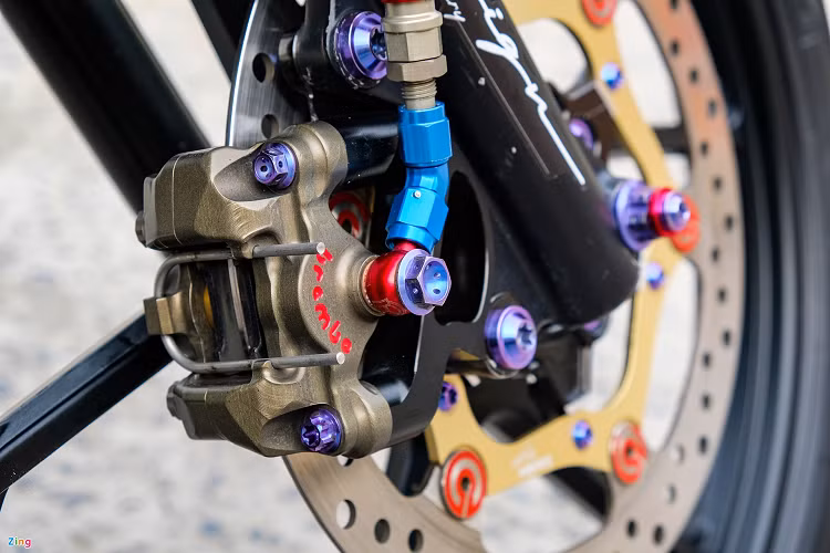 Hệ thống phanh cũng được nâng cấp với kẹp phanh Brembo HRC, đĩa phanh Brembo size 267 mm và dây dầu bấm đầu Earl's. Riêng combo này đã có giá gần 60 triệu đồng.