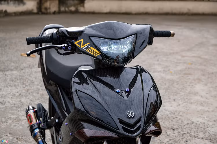 Nguyên bản, hệ thống đèn chiếu sáng của Exciter 135 là đèn halogen. Bản độ này đã được nâng cấp lên đèn LED với cấu trúc 2 tầng của Zhipat.
