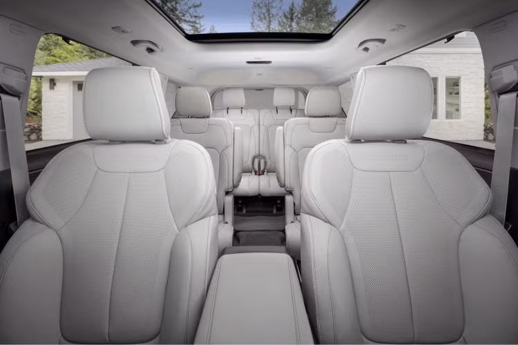 Jeep Grand Cherokee L 2021 sở hữu không gian nội thất cao cấp, được cải tiến đáng kể so với mô hình năm ngoái. Chất liệu da được áp dụng triệt để bên trong cabin với 3 hàng ghế, đan xen những chi tiết trang trí nổi bật như gỗ và kim loại.
