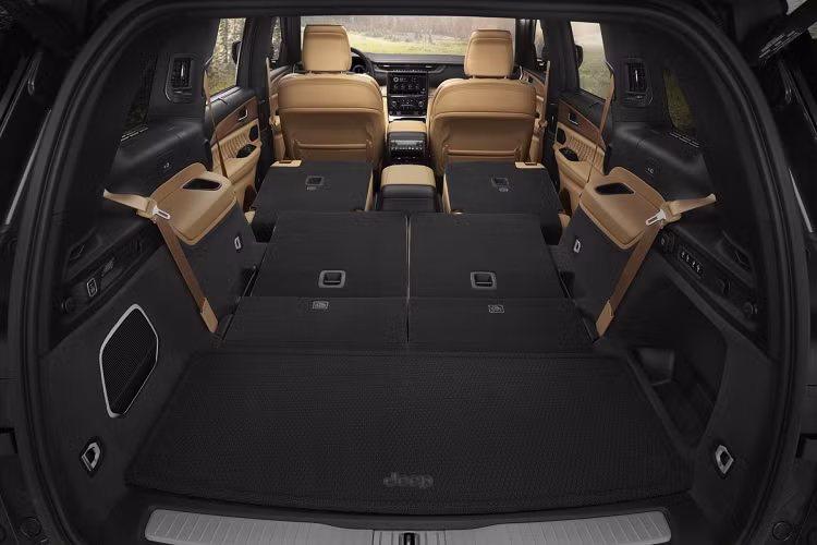Jeep cũng trang bị 12 cổng Type A và Type C hàng đầu được đặt khắp cabin, hệ thống âm thanh hiệu suất cao tùy chọn với 19 loa và cửa sổ trời hai ngăn trên các phiên bản Overland và Limited.