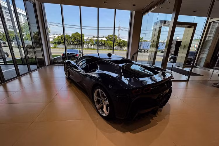 Siêu phẩm Ferrari SF90 Stradale gây ấn tượng khi sở hữu màu sơn xanh dương bắt mắt, khác hẳn với những xe nhập tư đang lăn bánh ở nước ta. Ngoại thất của siêu xe nổi bật và bắt mắt với những đường nét thiết kế mềm mại pha trộn nét hiện đại, tinh tế.
