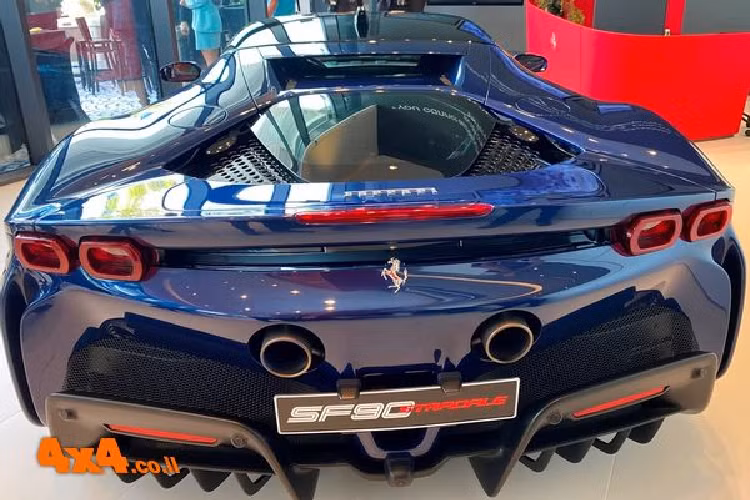 Là siêu xe sử dụng nền tảng động cơ xăng lai điện đầu tiên tại Việt Nam, Ferrari SF90 Stradale được trang bị động cơ xăng tăng áp V8 4.0L, cho công suất 769 mã lực và 800 Nm mô-men xoắn cực đại, kết hợp với 3 mô-tơ điện, cung cấp thêm 217 mã lực. Tổng công suất mà Ferrari SF90 Stradale tạo ra lên tới 1.000 mã lực, nhờ vậy nó dễ dàng tăng tốc từ 0 - 100 km/h chỉ với 2,5 giây trước khi đạt vận tốc tối đa 340 km/h.