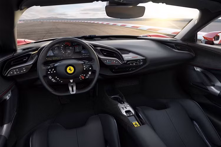 Đối với không gian cabin, Ferrari SF90 Stradale tiếp tục mang tới sự đơn giản nhưng đậm nét quyến rũ nhờ thiết kế đầy tinh tế. Mọi chi tiết thừa, các núm bấm vậy lý thô cứng dường như đã bị loại bỏ khỏi siêu phẩm này để nhường chỗ cho các hệ thống giải trí, thông tin hiện đại.