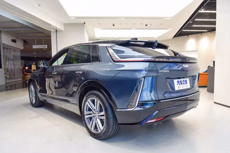 Không chỉ có kích thước lớn, Cadillac Lyriq còn mang trên mình thiết kế như xe đến từ tương lai. Bên ngoài, mẫu SUV hạng sang này đi kèm tổng cộng 736 bóng đèn LED. Bên cạnh đó là lưới tản nhiệt màu đen đóng kín với kích thước 1,8 m, đèn pha LED nằm dọc, đèn hậu LED và cửa sổ trời toàn cảnh, có diện tích 1,83 m2, mở rộng đến tận cánh gió mui.