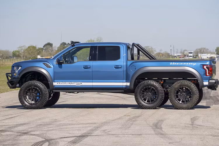 Về phần xe bán tải Hennessey VelociRaptor, nó có công suất 600 mã lực so với 450 mã lực của Raptor nguyên bản.