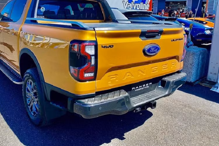 Bên cạnh thiết kế ngoại thất "lột xác", mẫu xe bán tải Ford Ranger 2022 còn sở hữu loạt trang bị cao cấp ở nội thất như màn hình cảm ứng trung tâm đặt dọc kích cỡ tới 12 inch, vô lăng đa chức năng, bảng đồng hồ kỹ thuật số, cần số tinh tế hơn, hệ thống giải tí Ford SYNC 4, sạc điện thoại thông minh không dây, camera 360 độ, điều hòa tự động, điều chỉnh xe thông qua ứng dụng trên điện thoại (khởi động từ xa, kiểm tra tình trạng xe, khóa/mở cửa từ xa).