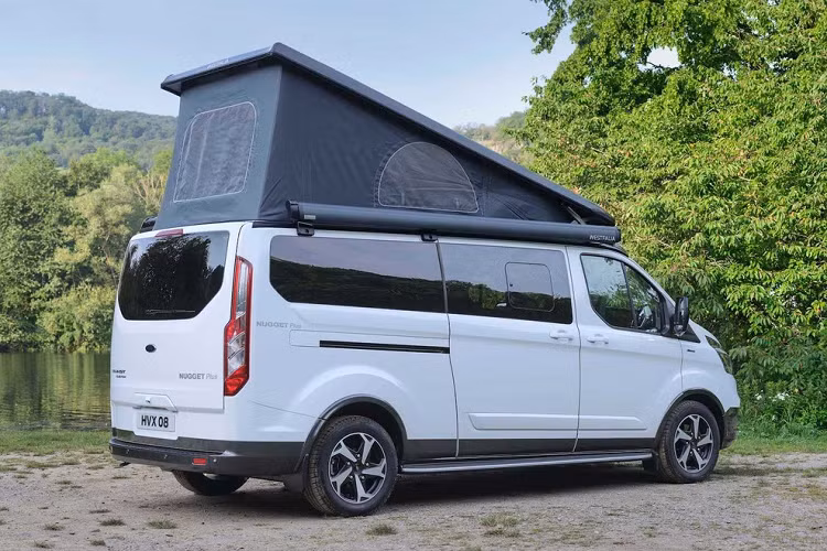 Riêng đối với Transit Nugget Active, Ford trang bị sẵn mái hiên dài 2,6 m trên mui để sử dụng trong các buổi cắm trại.