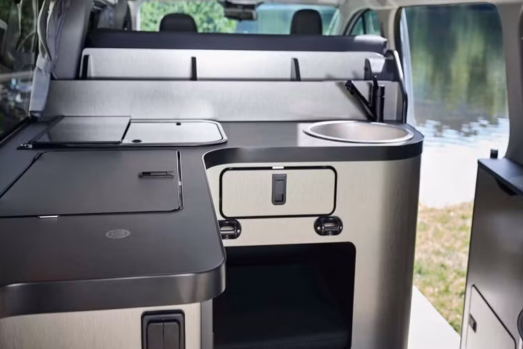 Ford Transit Nugget được trang bị tiêu chuẩn động cơ diesel tăng áp EcoBlue 2.0L, công suất 185 mã lực cùng mô-men xoắn 450 Nm. Khách hàng có thể tùy chọn hộp số sàn hoặc hộp số tự động 6 cấp.