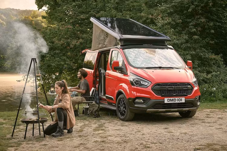 Phiên bản Nugget của Ford Transit 2021 mới vừa được nâng cấp tại thị trường châu Âu. Mẫu xe van của Ford được trang bị sẵn nội thất phục vụ cho những chuyến đi dã ngoại và cắm trại.