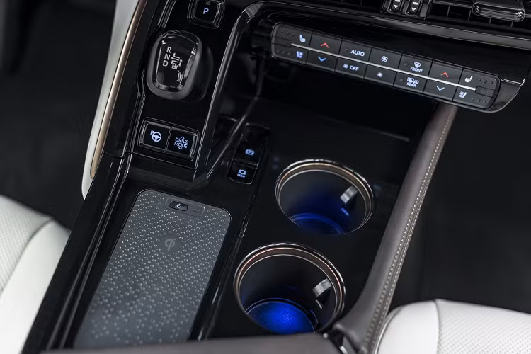 Mirai High đi kèm nội thất bọc da, sạc điện thoại không dây, vô-lăng có sưởi, đền nền nội thất 8 màu, cảnh báo điểm mù, cảnh báo phương tiện cắt ngang phía sau, cửa sổ sau tối màu...