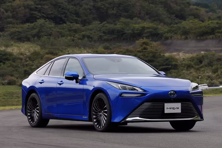 Sau khi ra mắt tại quê nhà Nhật Bản vào cuối năm 2020, Toyota Mirai thế hệ mới vừa được giới thiệu tại châu Âu. Toyota Mirai 2021 được thay đổi hoàn toàn so với thế hệ đầu tiên. Chiếc sedan này chuyển sang nền tảng GA-L dẫn động cầu sau với thân xe dài hơn, rộng hơn và thấp hơn.