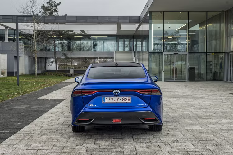 Toyota Mirai thế hệ thứ 2 có kích thước dài 4.975 mm, rộng 1.885 mm, cao 1.470 mm và chiều dài cơ sở đạt 2.920 mm. So với thế hệ trước, Mirai 2021 dài hơn 85 mm, rộng hơn 70 mm, thấp hơn 65 mm và trục cơ sở dài hơn 140 mm.