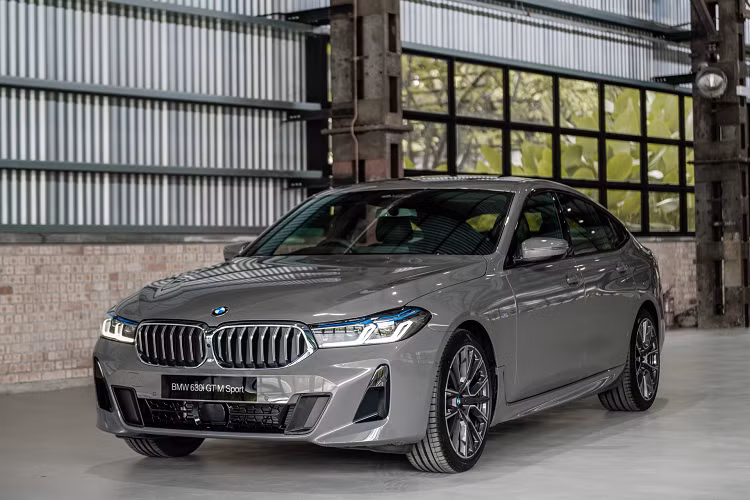 Về công nghệ an toàn và hỗ trợ lái, BMW 630i GT M Sport được trang bị tiêu chuẩn cảnh báo chệch làn đường, cảnh báo chuyển làn và cảnh báo va chạm phía trước, phanh tự động khẩn cấp, cảnh báo phương tiện cắt ngang phía sau, cảnh báo va chạm sau, hệ thống kiểm soát hành trình chủ động.
