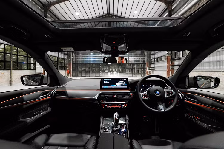 Bên trong, những nâng cấp chính là việc bổ sung hệ thống BMW Live Cockpit Professional, gồm 2 màn hình 12,3 inch. Hệ thống âm thanh Harman Kardon 16 loa, 464 W và các dịch vụ ConnectedDrive.