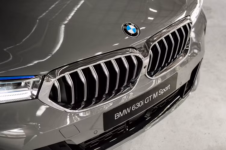 Phiên bản BMW 630i GT M Sport tại Malaysia được bổ sung cản trước mạnh mẽ hơn, các cửa gió lớn hơn, bao gồm 3 cửa gió trung tâm đặt thấp, các khe gió 2 bên mép cản góp phần tản nhiệt cho hệ thống phanh bánh trước. Bên cạnh đó, bản nâng cấp này còn có lưới tản nhiệt hình quả thận mở rộng hơn. Đèn pha BMW Laserlight với hệ thống LED ma trận, đèn định vị hình chữ L tương tự BMW 5-Series mới.