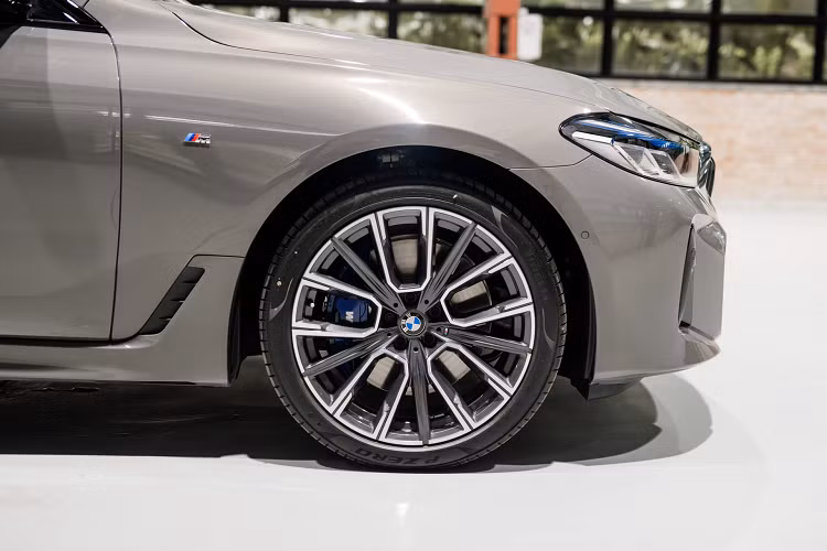 Ở phần đuôi, đường viền ngang ở nắp cốp có thiết kế mạnh mẽ hơn. BMW 630i GT M Sport có 4 tùy chọn màu ngoại thất gồm xám xi-măng, trắng, đen carbon và xám đậm. Mâm xe hợp kim nhẹ M 20 inch với thiết kế 817 M 5 chấu, lốp hỗn hợp 245/40 phía trước và 275/35 phía sau, gói độ cao cấp BMW Individual Shadow Line.