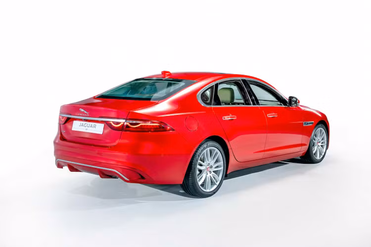 Chính vì thế, mẫu xe Jaguar XF mới phù hợp với tệp khách hàng yêu thích xe Anh Quốc, muốn sở hữu một mẫu xe sang trọng, nhưng cho khả năng vận hành giàu cảm xúc để thường xuyên cầm lái. Ngoài ra, đó phải là một chiếc xe mang thiết kế bền dáng, độc đáo và khác biệt với số đông.