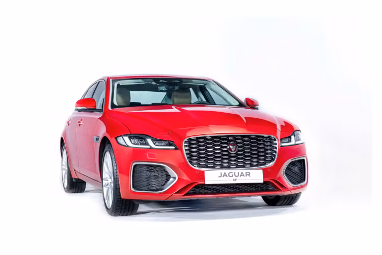 Tại thị trường Việt Nam, Phú Thái Mobility nhập khẩu và phân phối mẫu Jaguar XF 2021 mới với hai phiên bản R-Dynamic S và R-Dynamic SE,trang bị động cơ xăng 2.0L, tùy chọn công suất 250PS hoặc 300PS. Ngoài ra, tùy chọn trên tất cả các phiên bản là gói ngoại thất màu đen. Giá tiêu chuẩn cho Jaguar XF mới lần lượt: XF 2.0 R-Dynamic SE (200PS): 3,119 tỷ đồng; XF 2.0 R-Dynamic SE (300 PS): 3,499 tỷ đồng;