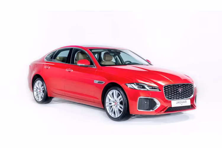 Jaguar XF mới được trang bị nhiều công nghệ an toàn và hỗ trợ người lái tiêu chuẩn. Bao gồm các tính năng như: Phanh khẩn cấp, Giám sát tình trạng người lái, Hỗ trợ giữ làn đường, Camera toàn cảnh 3D và Cảm biến hỗ trợ đỗ xe phía trước và phía sau.