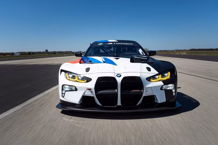 Giá xe BMW M4 GT3 2021 có mức khởi điểm khoảng 530.000 USD tại thị trường Mỹ. Trong khi đó, nếu lựa chọn thêm gói trang bị Competition Package, khách hàng phải trả thêm khoảng 55.000 USD.