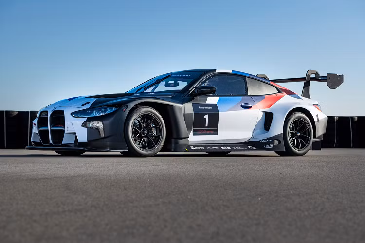 Ngoài ra, khách hàng có thể nâng cấp chiếc M4 GT3 với gói Competition Package. Trang bị này bao gồm hệ thống đèn pha phụ trợ, số đeo thân xe phát sáng, hệ thống cảnh báo áp suất lốp với 8 cảm biến, hệ thống đo lượng phuộc và quãng đường chân ga, hệ thống camera radar CAS-M của Bosch, bộ mâm phụ trợ và một ngày tập luyện trên hệ thống giả lập BMW M Motorsport M4 GT3.
