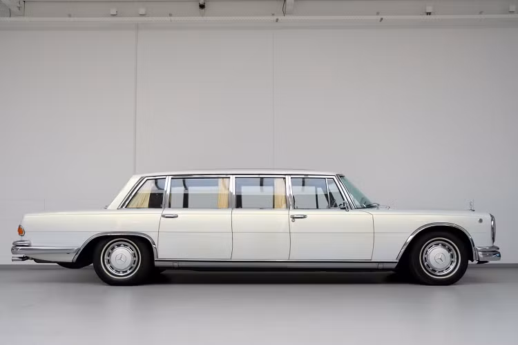 Mẫu xe đang được rao bán có màu sơn trắng Perlmutt Weis Metallic. Chiều dài tổng thể đạt 6,24 m và chiều dài cơ sở đạt 3,9 m.