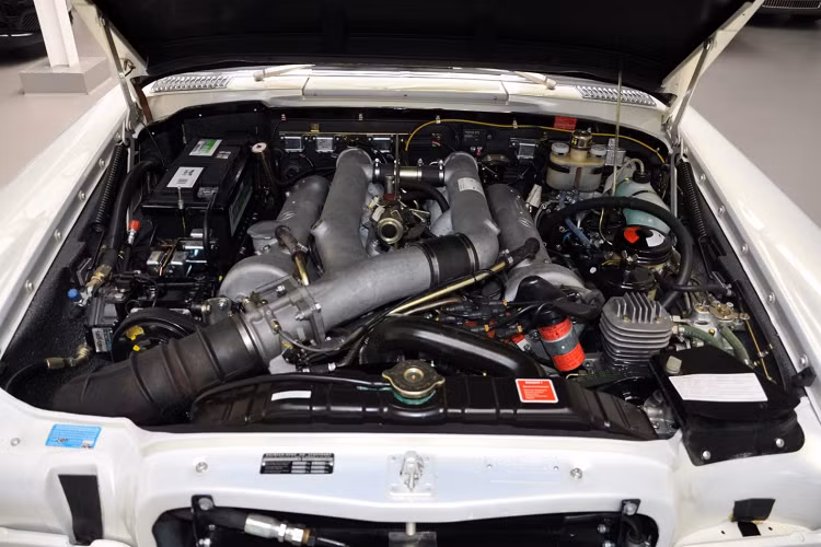 Mercedes-Benz 600 Pullman 1975 được trang bị động cơ V8 6.3L, sản sinh công suất 247 mã lực, mô-men xoắn đạt 500 Nm. Với hộp số tự động 4 cấp, chiếc xe nặng gần 2,8 tấn có thể tăng tốc 0-96 km/h trong khoảng 10 giây.