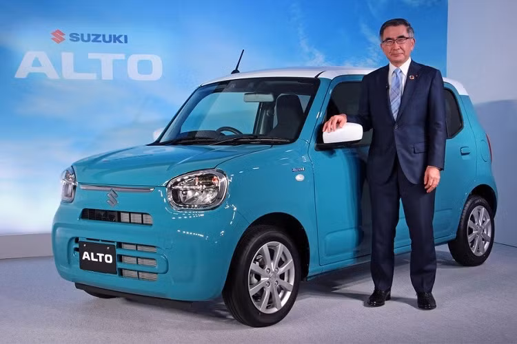 Tuy nhiên, chiếc xe kei car Mazda Carol 2022 không có nẹp mạ crôm ở giữa đèn pha như Suzuki Alto mới. Ở giữa 2 đèn pha chỉ có logo của hãng Mazda. Ở bản cấp thấp, Mazda Carol 2022 có viền màu đen bao quanh đèn pha và ốp la-zăng màu bạc.